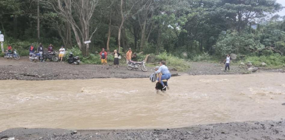 Comunidades de Ocoa y Puerto Plata aisladas por lluvias
