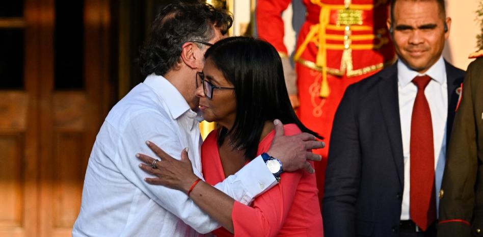 Colombia y Venezuela acuerdan cooperación militar contra las "mafias" tras reunión de presidentes