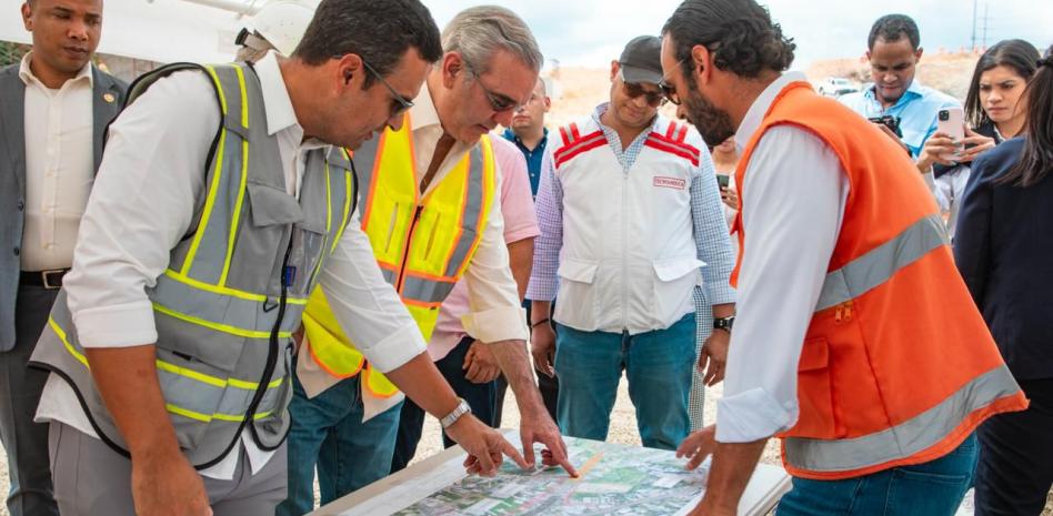 Abinader supervisa avances de obras en la avenida República de Colombia