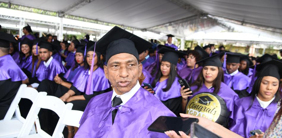 A sus 69 años, se gradúa 50 años después con una segunda carrera en la UASD