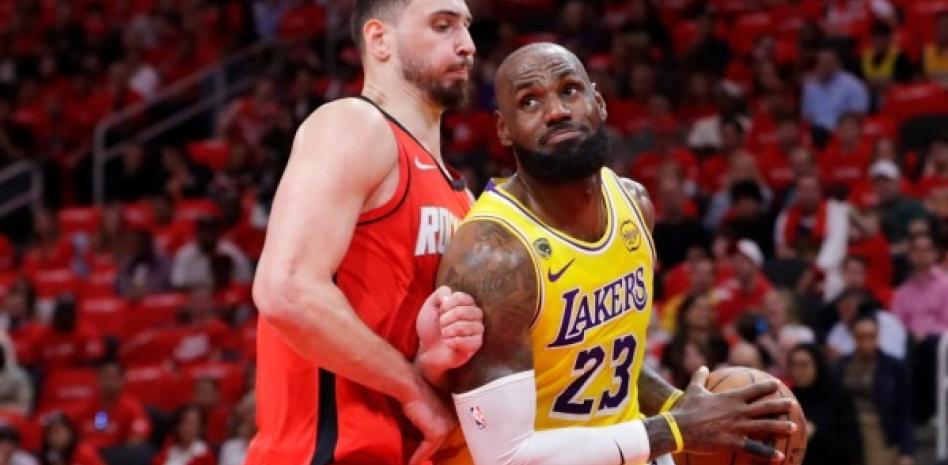 LeBron y Smart conducen a Lakers a su tercera victoria seguida en los playoffs
