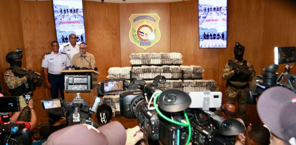 Ocupan 450 paquetes de cocaína en las costas de Baní y apresan a cuatro venezolanos