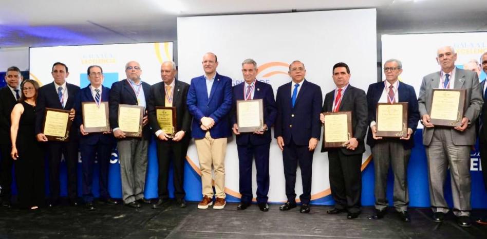 Reconocen los aportes al sector salud de ocho médicos dominicanos