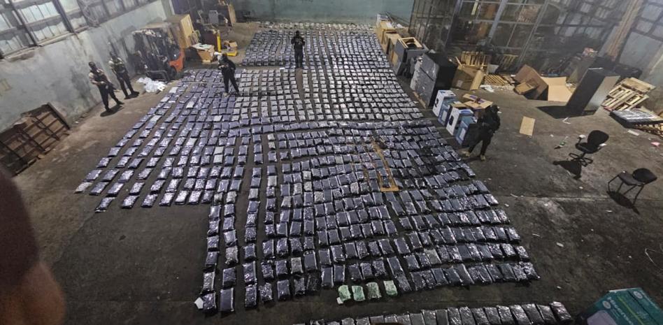 Incautan 1,163 paquetes marihuana camuflado en furgón de muebles y neveras en Puerto Plata