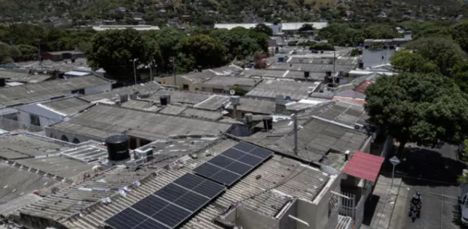 Instalan granjas de paneles solares para abastecer electricidad a comunidades pobres en Colombia
