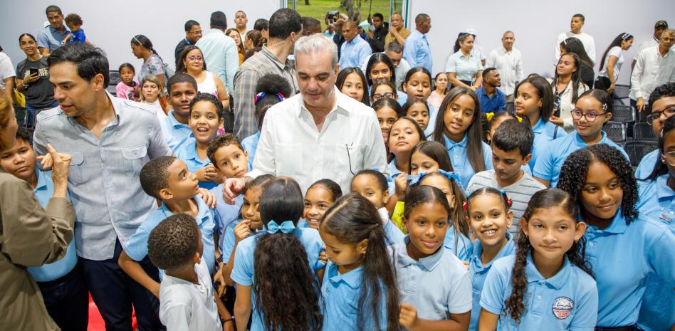 Abinader a niños de Santiago: “El que no persiste, no triunfa”