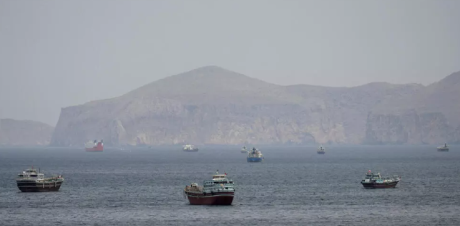 Irán utiliza pequeñas embarcaciones para rodear buques militares de EE.UU. en el estrecho de Ormuz