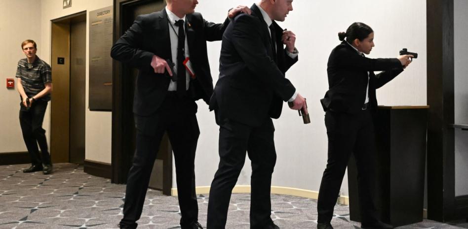 Trump dice que un "tirador" fue detenido en el incidente en la cena de corresponsales