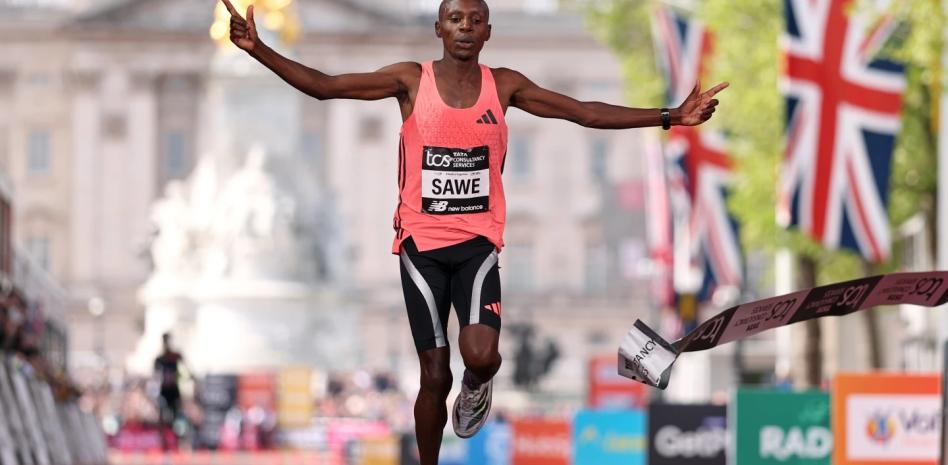 Sawe bate récord mundial al ganar la Maratón de Londres en menos de 2 horas