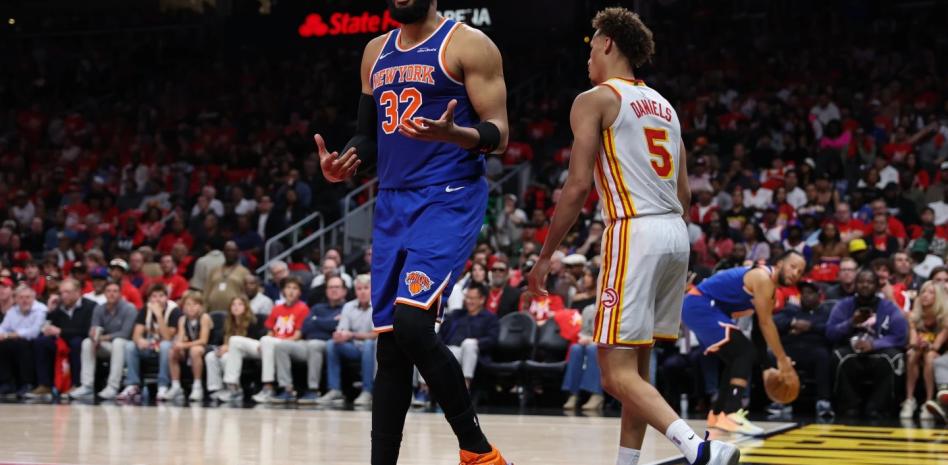 Los Knicks aprovechan raro triple-doble de Towns para igualar serie con Atlanta