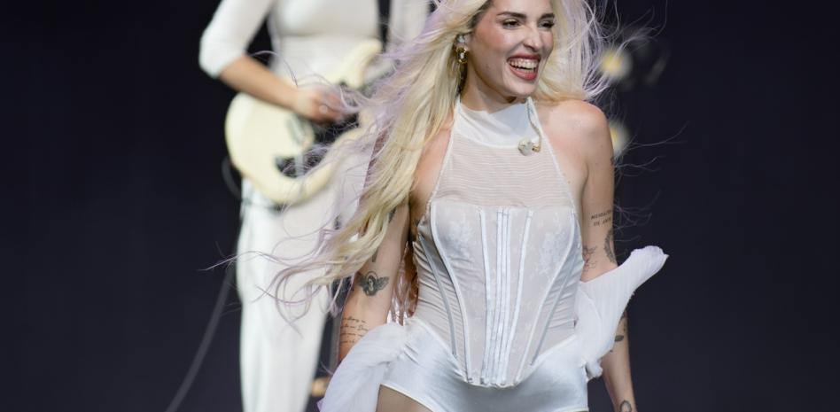 Elena Rose entre alas de ángel, canciones y ovaciones en su debut ante los dominicanos