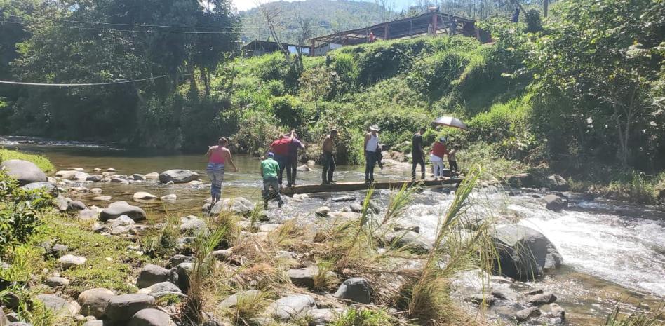 Estudiantes y residentes de Ocoa arriesgan sus vidas por falta de puente en río Mahoma