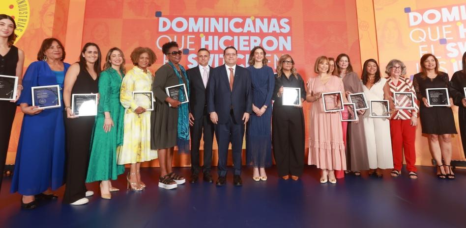 Una obra literaria en reconocimiento a mujeres