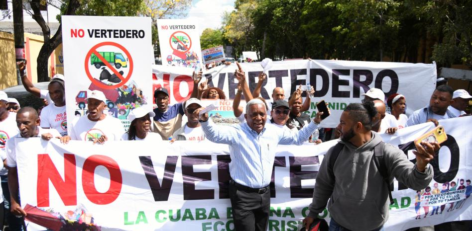 Comunitarios de La Cuaba protestan frente al Palacio contra instalación de relleno sanitario