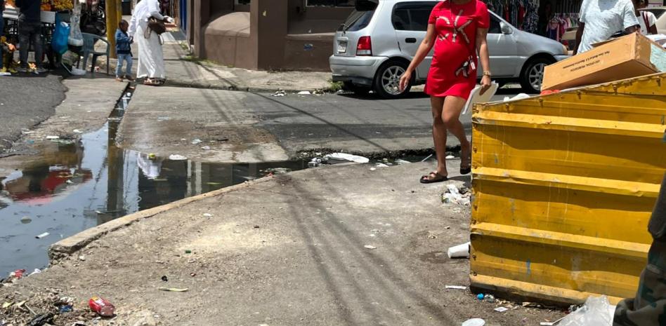 Usuarios piden retiro de basura en esquina de la Maternidad de Los Mina
