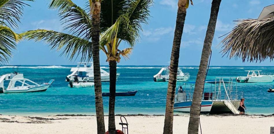 Piden regular el caos marítimo en franja de bañistas en playa de Bávaro