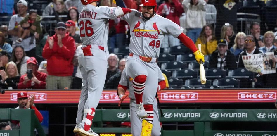 Cardenales consiguen HRS consecutivos y remontan ante los Piratas