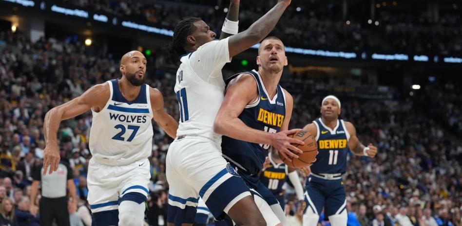 Jokic logra un triple-doble y los Nuggets evitan la eliminación ante T-Wolves