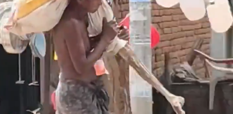 Un hombre lleva el cadáver de su hermana a un banco en la India para retirar su dinero