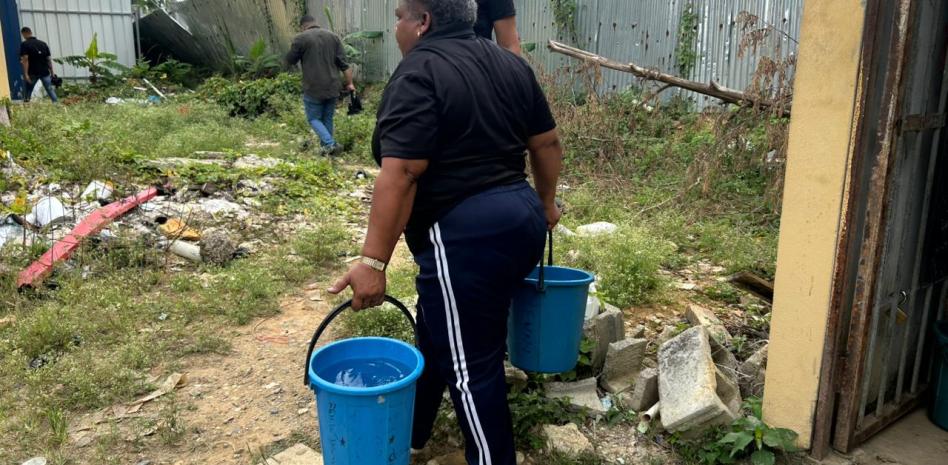 Estudiantes del politécnico en Los Girasoles van a baños de negocios cercanos por falta de agua