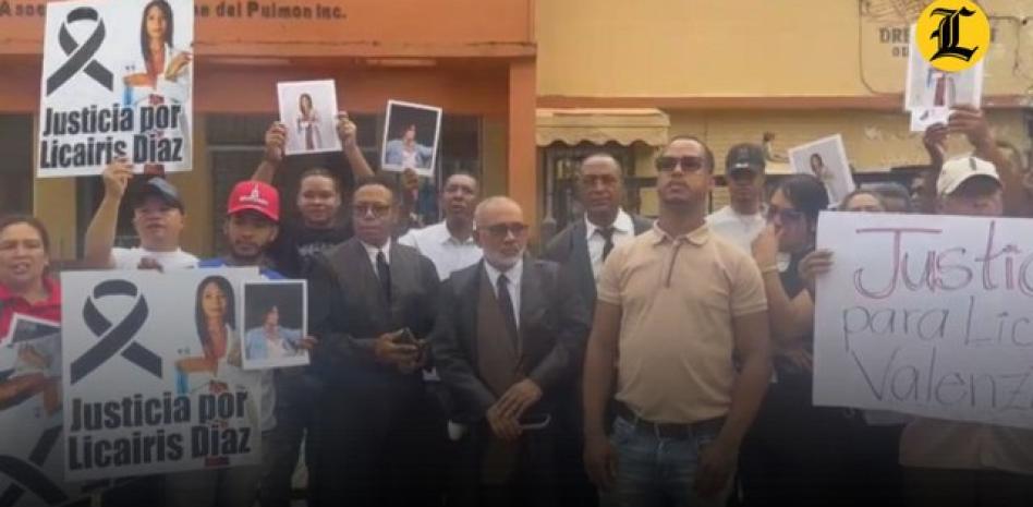 VIDEO: Familiares de Licairis Yalibes Díaz Valenzuela exigen justicia frente al Palacio de Justicia de Ciudad Nueva