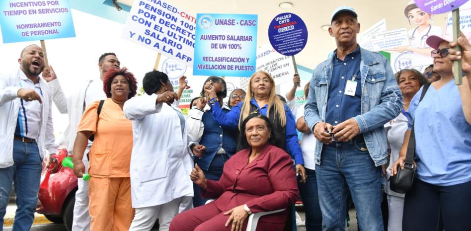 Enfermeras realizan plantón por 24 horas en busca de reivindicaciones