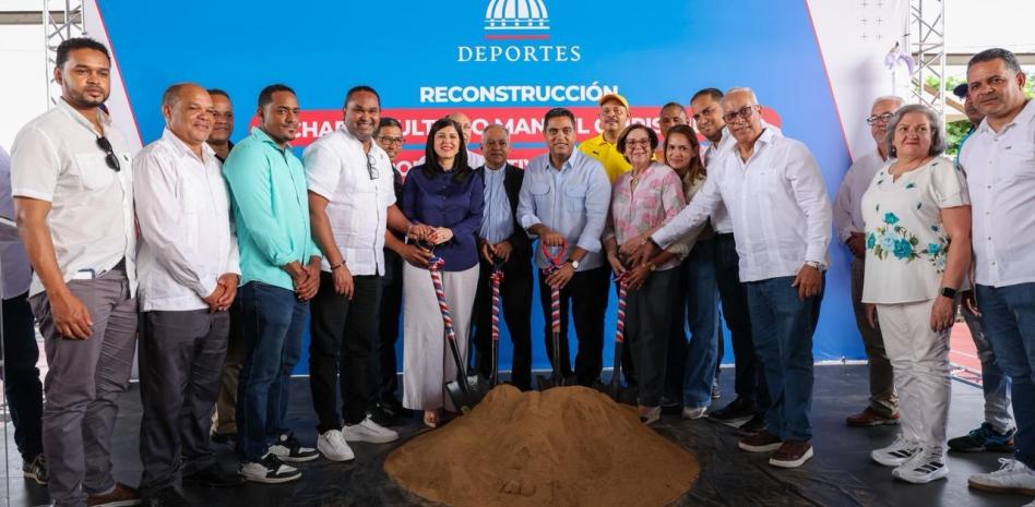 Ministro Kelvin Cruz inicia reconstrucción de dos multiusos en Hermanas Mirabal