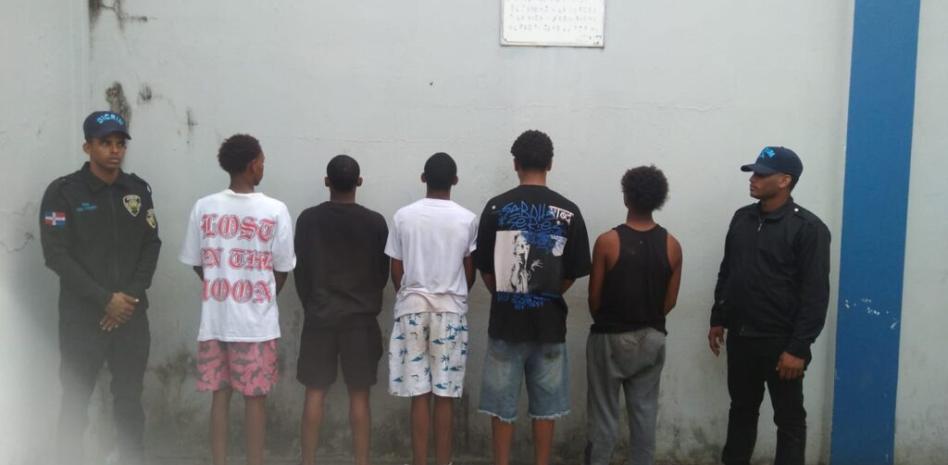 Policía Nacional apresa a cinco hombres acusados de maltrato animal en Sabana Perdida, SDN