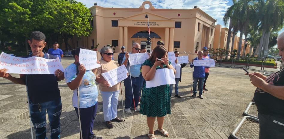 Protestan frente al Palacio Nacional en demanda reapertura de centro para ciegos