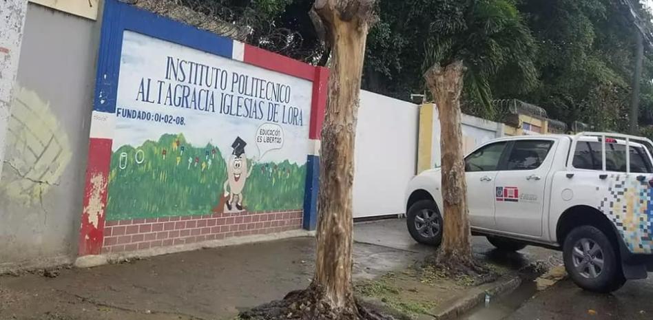 Quejas por condiciones de politécnico en Santiago