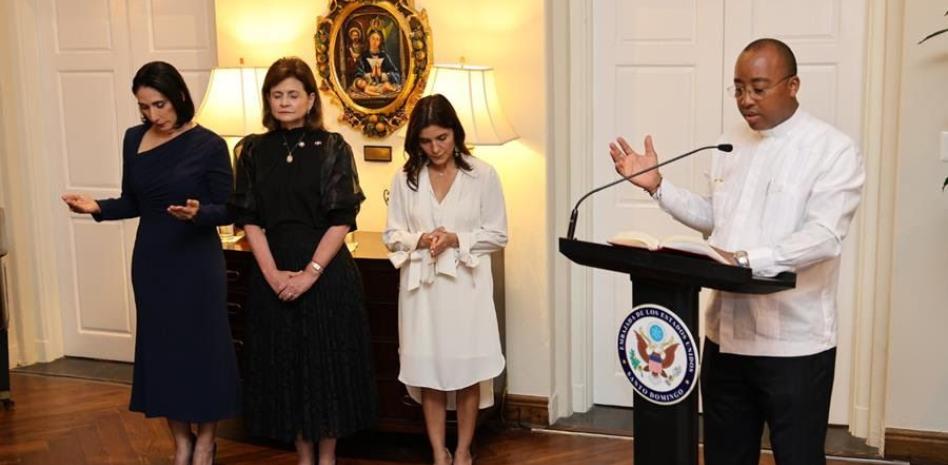 Embajadora de EE.UU. acoge ceremonia de bendición y presenta colección "Arte en Embajadas"