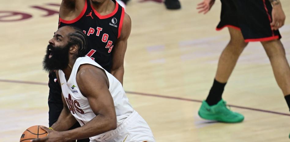 Harden, Schroder y Mobley conducen Cleveland a superar Raptors