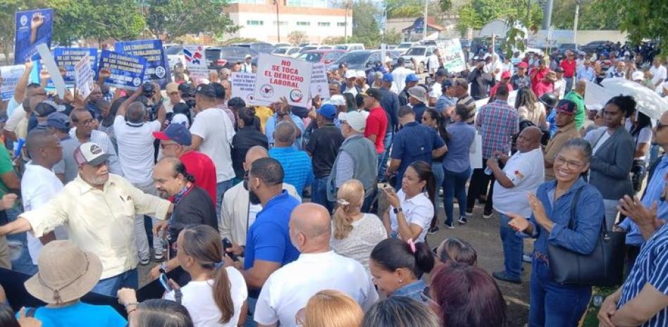 VIDEO: Ante discusión de reforma laboral, sindicatos de Santiago se movilizan en defensa de la cesantía