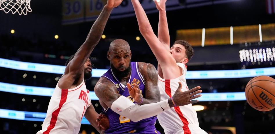 Los Rockets vencieron a los Lakers 99-93 en el quinto partido, evitando la eliminación