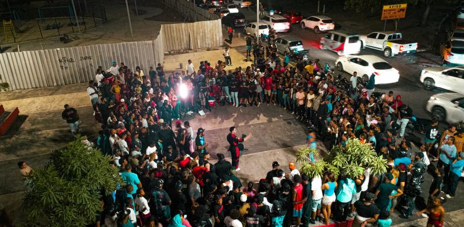Participantes de "Planeta Alofoke" amanecen en la calle junto a miles de fans para recaudar dinero