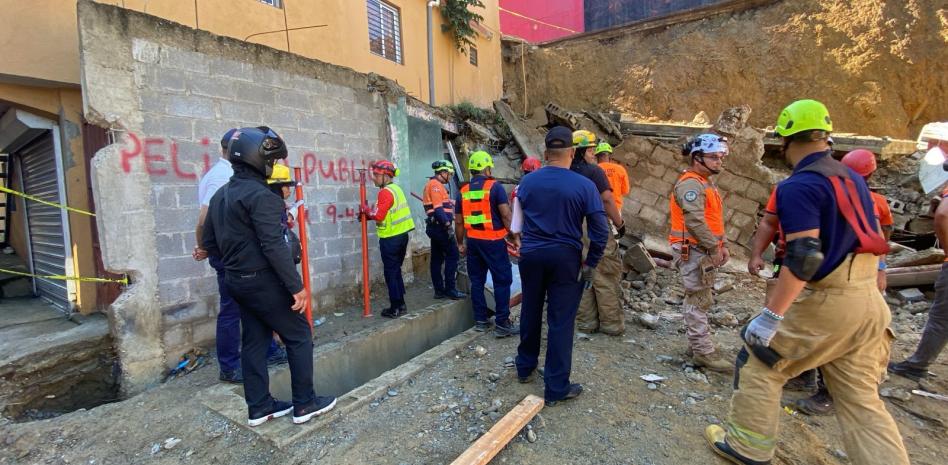 Se desploma vivienda tras deslizamiento de tierra en Arroyo Hondo, Santiago