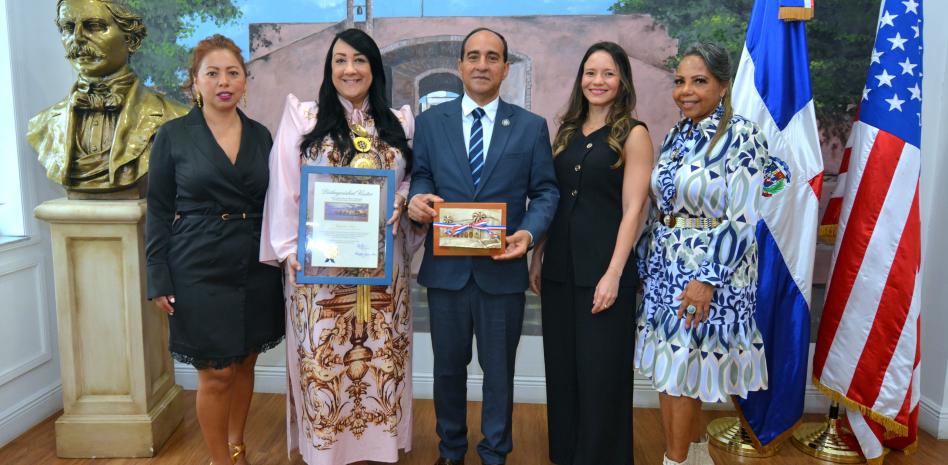 Alcaldía de Miami-Dade y Consulado dominicano en Miami reconocen a Giannina Azar