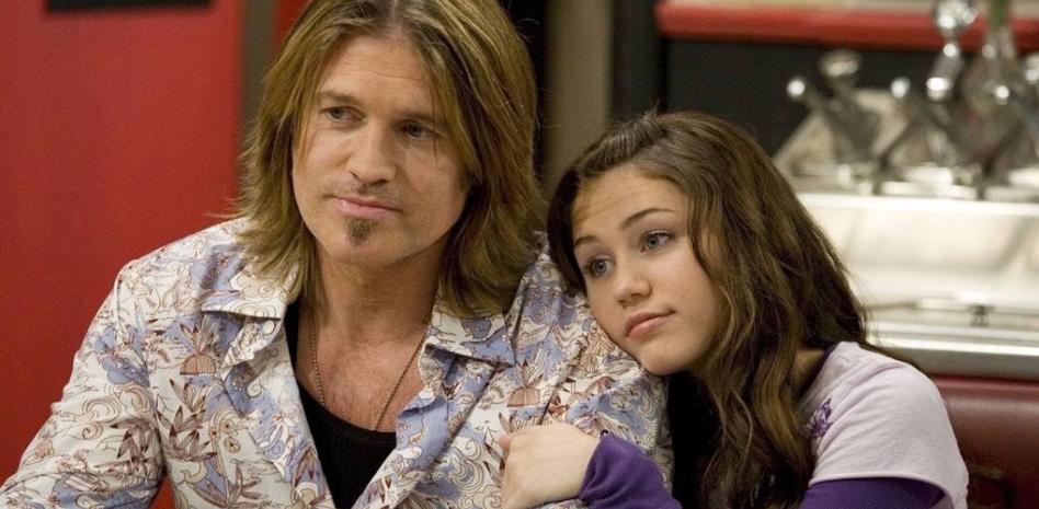 Miley Cyrus agradece a su padre por protegerla de Hollywood cuando era niña