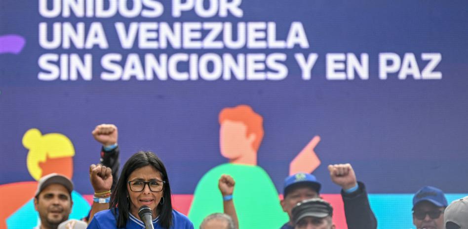 Presidenta interina de Venezuela anuncia aumento salarial de 26% a 240 dólares mensuales