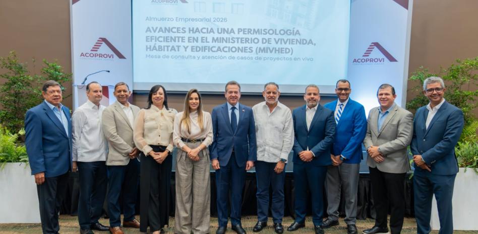Ministro Ito Bisonó presenta a constructores avances en temas de permisología