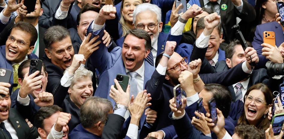 Congreso brasileño reduce la pena de Bolsonaro