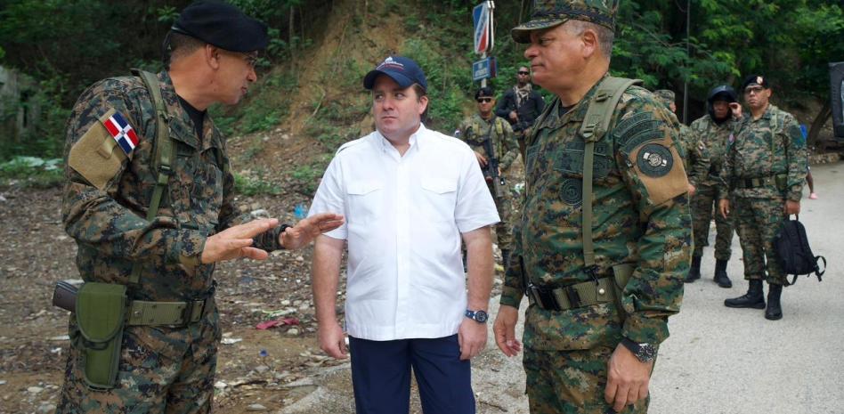 Ministros de Defensa y de la Presidencia recorren puntos estratégicos en la frontera