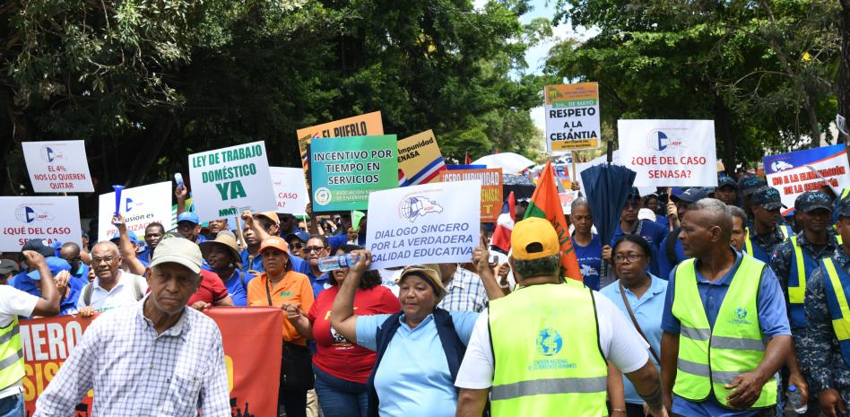 Trabajadores exigen mayores salarios y que siga la cesantía