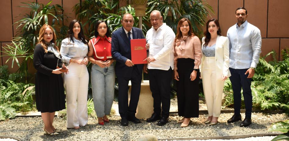 Miguel Franjul firma manifiesto “RD nos une”