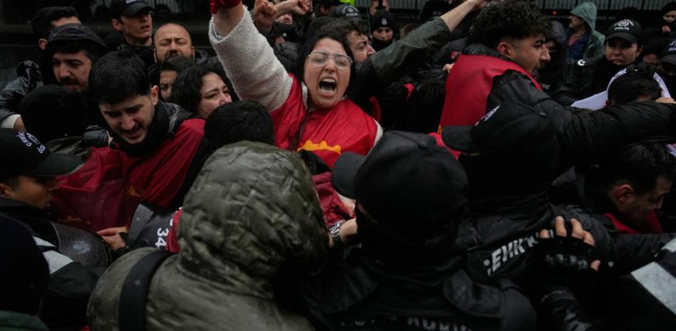 Activistas celebran el Día de los Trabajadores con protestas