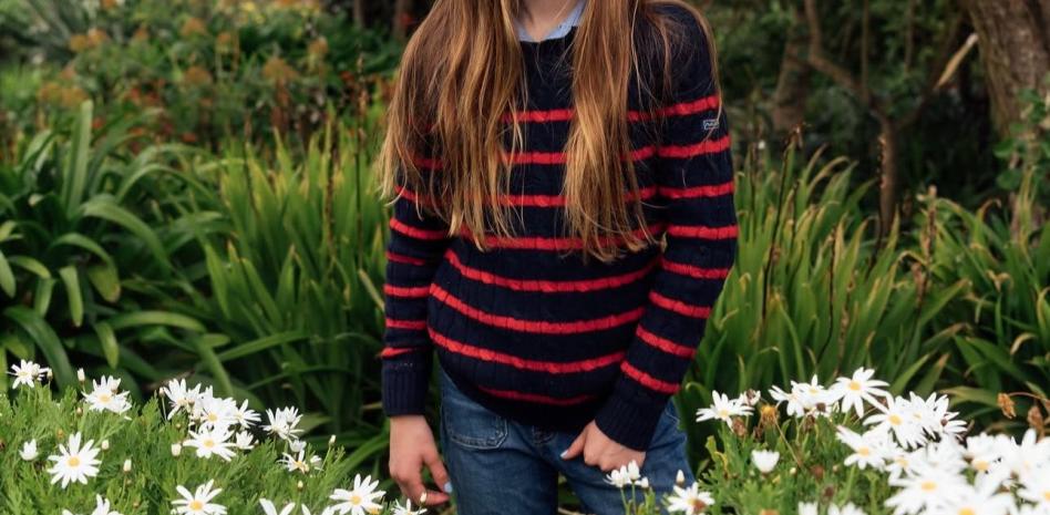 La princesa Carlota posa sonriente entre margaritas en su 11 cumpleaños