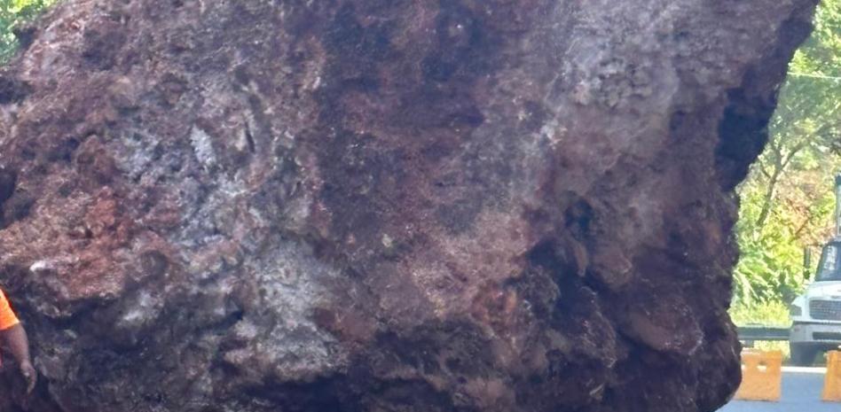 Deslizamiento de tierra y roca grande en Monte Plata obstruyen tránsito en la Autovía del Nordeste