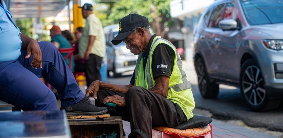 Con 81 años, Mariano sigue limpiando zapatos y en espera de una pensión