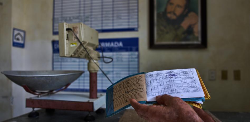 Los cubanos tratan de sobrevivir con libretas de racionamiento en medio de la escasez