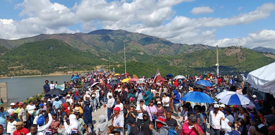 Multitud protesta contra proyecto minero en San Juan
